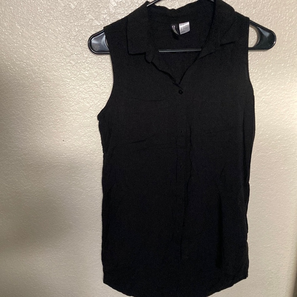 Divided H&M Blouse No Sleeve Two pockets in the Front Size 4